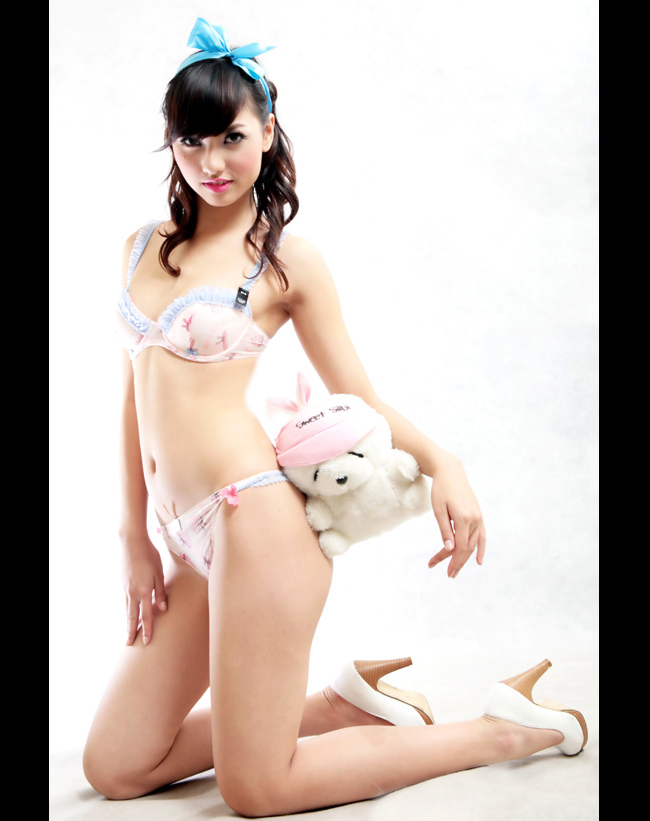 Hồng Quế hay còn được gọi với nghệ danh PinkQ sở hữu vô số bức ảnh mát mẻ với bikini