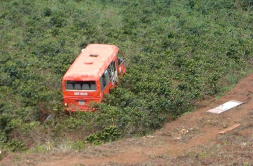 Xe buýt lao vực 100m, 3 người thương vong - 2