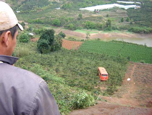 Xe buýt lao vực 100m, 3 người thương vong - 1