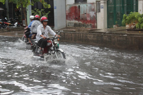 TPHCM: Vừa mới mưa, đường đã ngập - 1