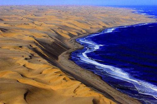 Cảnh tượng ngoạn mục nơi sa mạc gặp biển