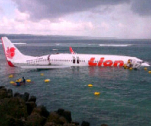 Indonesia: Máy bay chở 172 khách lao xuống biển - 1