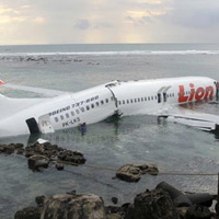 Tin tức trong ngày - Indonesia: Cận cảnh máy bay gãy đôi trên biển