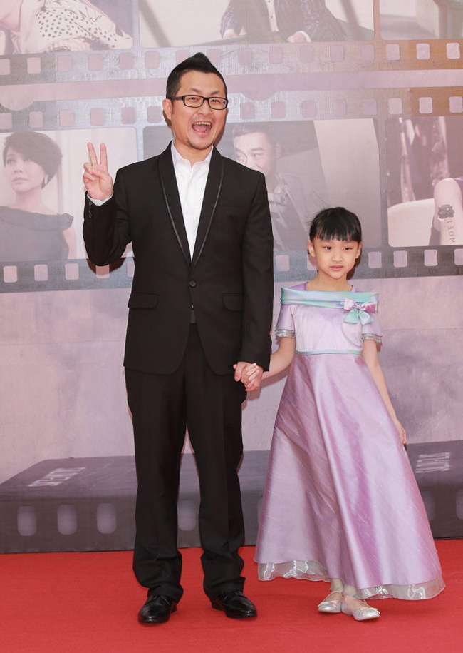 Bé gái 6 tuổi tên Tiểu Hoa xuất hiện cạnh đạo diễn trẻ Cửu Bá Đao nhân vật nhí được truyền thông đặc biệt chú ý.