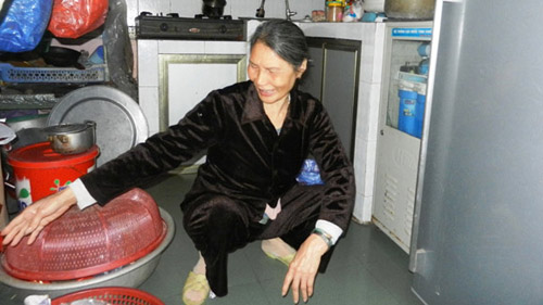Đĩa chứa gói lạ là dụng cụ cờ bạc bịp? - 1