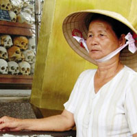 Tin tức trong ngày - Người đàn bà sống với hàng nghìn hài cốt