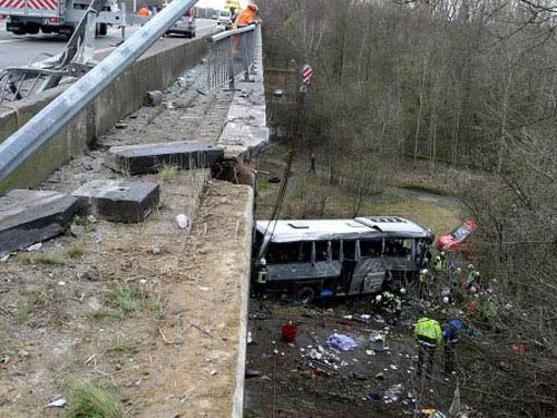 Peru: Xe buýt trượt khe núi, 30 người chết - 1