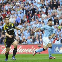 Bóng đá - Aguero vào bóng thô bạo với Luiz