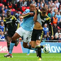 Bóng đá - Kompany kéo áo Torres trong vòng cấm