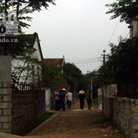 Tin tức trong ngày - Bị máy xúc cuốn vào bánh xích, bé trai tử nạn