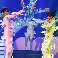 Sao ngoại-sao nội - Cảm động với nhóm xiếc mồ côi