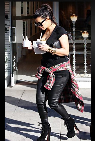 Đỏm dáng như bà bầu Kim Kardashian - 5