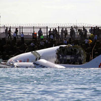 Tin tức trong ngày - Máy bay gãy đôi ở Indonesia: Phi công bất lực