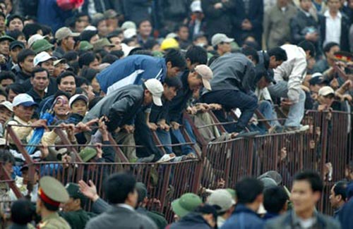 Các vụ vỡ sân "thót tim" của BĐVN - 3