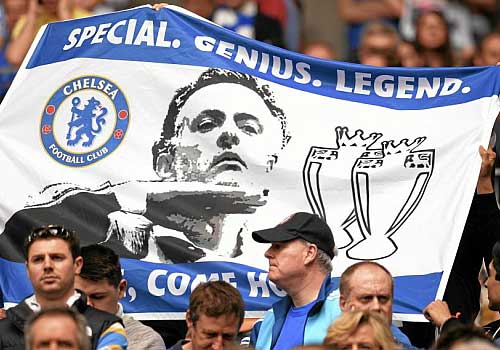 CĐV Chelsea kêu gọi Mourinho trở về - 1