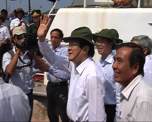 Chủ tịch nước thăm hỏi ngư dân đảo Lý Sơn - 1