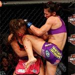 Thể thao - UFC nữ: Liên hoàn gối và cùi chỏ (Zingano vs Tate)