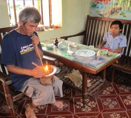 Hà Nội: Chú lùn 70cm và người vợ câm - 12