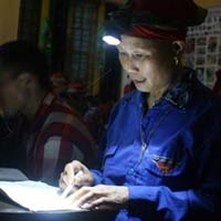 Giáo dục - du học - Bà già học chữ i tờ