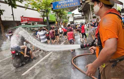 Chùm ảnh: Dân Thái té nước nhau mừng năm mới - 11