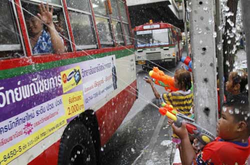 Chùm ảnh: Dân Thái té nước nhau mừng năm mới - 12