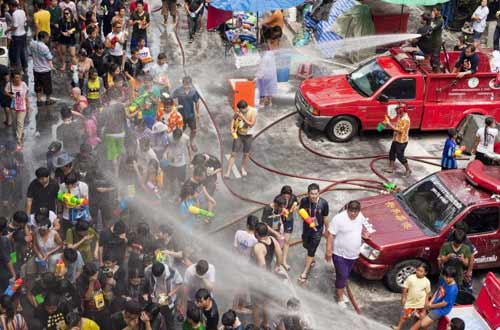 Chùm ảnh: Dân Thái té nước nhau mừng năm mới - 14