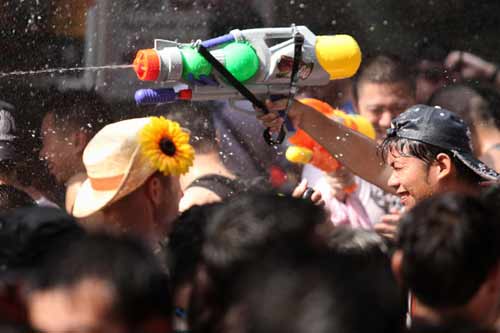 Chùm ảnh: Dân Thái té nước nhau mừng năm mới - 2