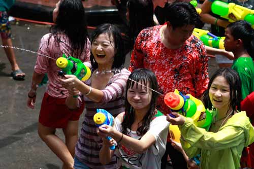 Chùm ảnh: Dân Thái té nước nhau mừng năm mới - 5