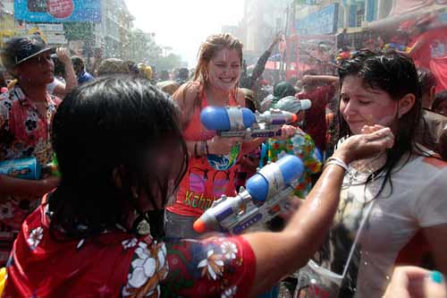 Chùm ảnh: Dân Thái té nước nhau mừng năm mới - 6