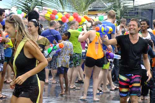 Chùm ảnh: Dân Thái té nước nhau mừng năm mới - 7