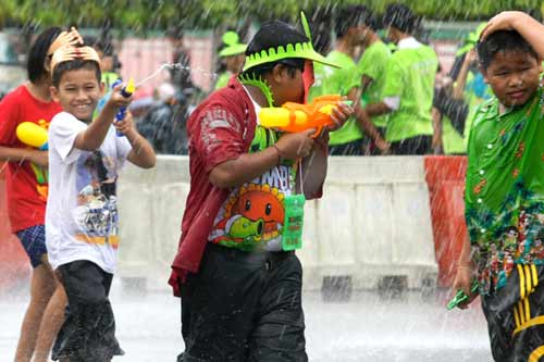 Chùm ảnh: Dân Thái té nước nhau mừng năm mới - 8