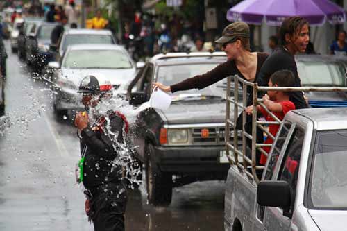 Chùm ảnh: Dân Thái té nước nhau mừng năm mới - 9