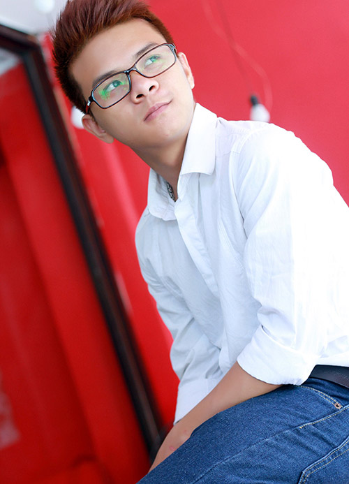 Hương Giang mặc váy ghép 2.000 bao cao su - 2