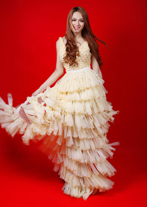 Hương Giang mặc váy ghép 2.000 bao cao su - 11