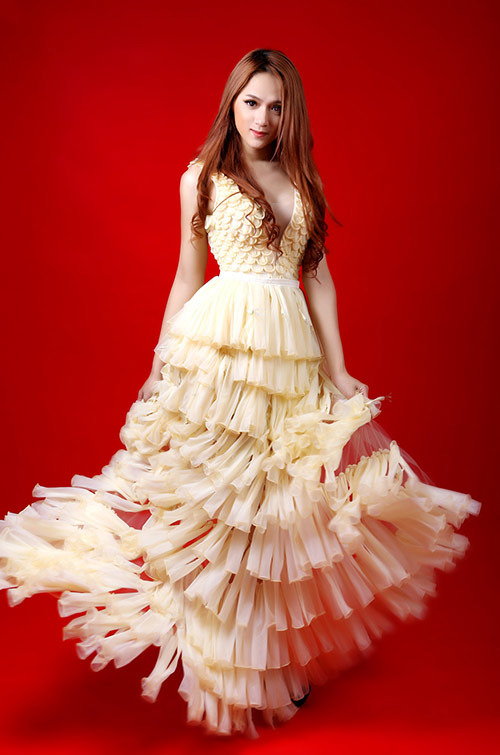 Hương Giang mặc váy ghép 2.000 bao cao su - 10