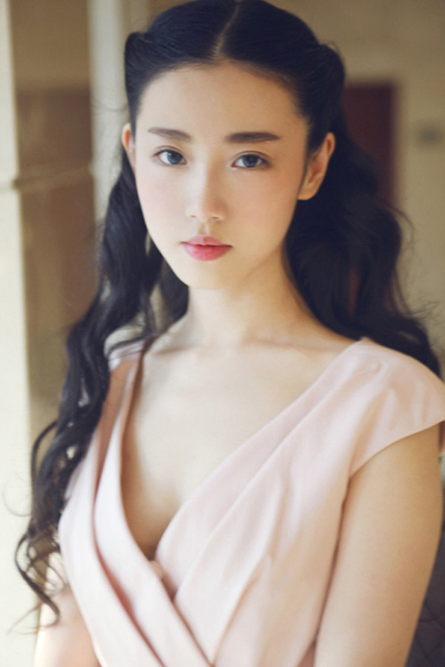 Trương Tân Uyển sinh năm 1990, tại tỉnh Hồ Bắc, và tốt nghiệp ở học viện  sân khấu Bắc Kinh. Cô thu hút sự chú ý của đông đảo cư dân mạng bởi vẻ  đẹp trong sáng, thánh thiện, và được giới trẻ Trung Quốc đặt danh hiệu  “đệ nhất mỹ nữ” của mạng xã hội Trung Quốc.