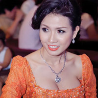 Xu hướng thời trang - Phan Thị Mơ lấp ló ngực "khủng"