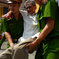 Pháp luật - Cảnh sát khiêng bị cáo 79 tuổi ra hầu tòa