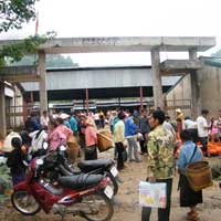 Thị trường - Tiêu dùng - Độc đáo chợ quê lưu hành cùng lúc 3 loại tiền