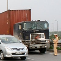 Tin tức trong ngày - Xe container kéo lê, tông gãy chân CSGT