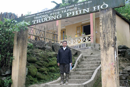 Hai lần hiến đất đón chữ về bản - 2