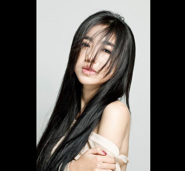 Elly Trần dù rất sexy hiện đại nhưng lại theo đuổi mốt tóc thẳng, đen tuyền quyến rũ.