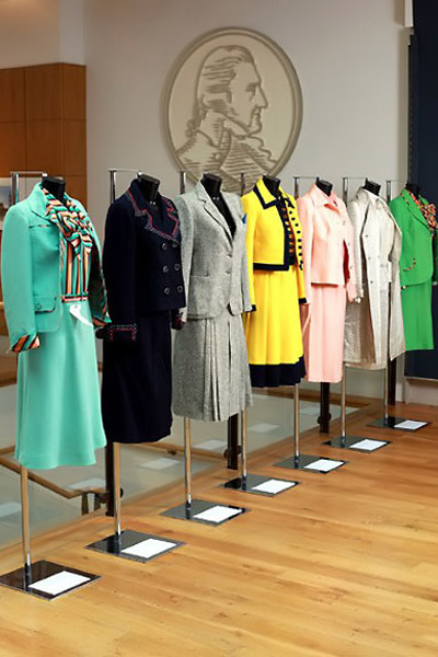 Ngắm thời trang cuối đời "Bà đầm thép" - 11