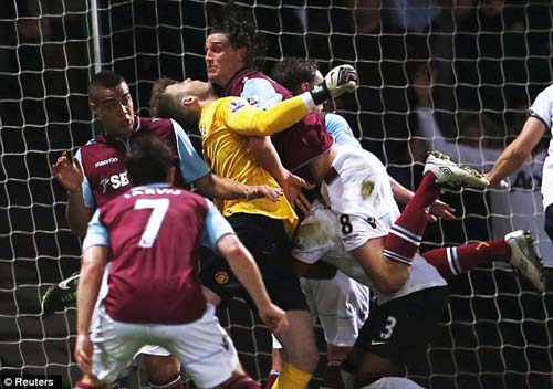 Carroll xông phi, hạ gục De Gea - 3