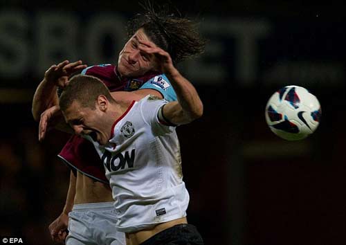 Carroll xông phi, hạ gục De Gea - 6