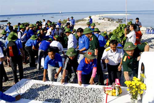 Xuân Bắc cùng đoàn thanh niên tiêu biểu thăm Trường Sa - 1