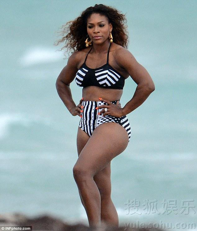 Dù không có được thân hình 'gợi cảm' như những người mẫu bikini, nhưng thi thoảng Serena Williams vẫn được mời chụp hình mặc đồ 2 mảnh.