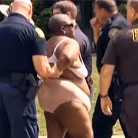 Phi thường - kỳ quặc - Tự cởi đồ gây náo loạn họp báo