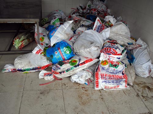 Bắt hơn 1 tấn heo, chó không rõ nguồn gốc - 2