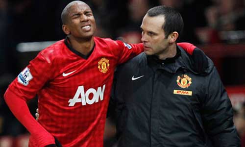 MU mất Ashley Young hết mùa - 1